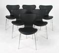 Arne Jacobsen 1902-1971 Sæt på seks syverstole i sort læder. 6