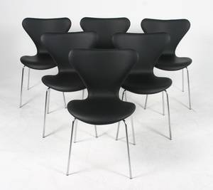 Arne Jacobsen 1902-1971 Sæt på seks syverstole i sort læder. 6