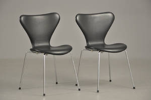 Arne Jacobsen, 1902-1971 Par syver-stole med sort læder, model 3107 2