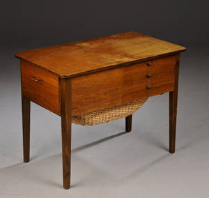 Dansk møbelproducent. Sybord, teak