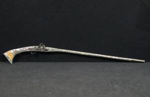 Dekogewehr mit Beineinlagen