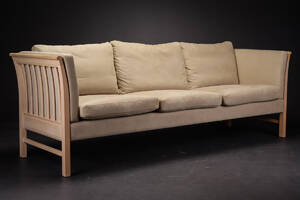 Dansk møbelproducent. Tremmesofa af bøgetræ