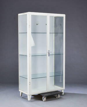 Tandlægeskab af hvidlakeret metal og glas.