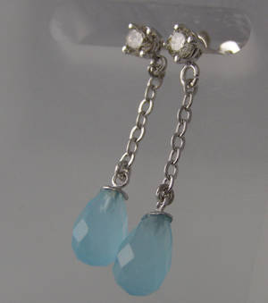 Par brillant og quartz ørestikker.