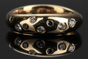 Svær guldring med diamanter, ca. 0.23 ct.