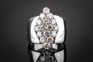 Bred brillantring af hvidguld 18 kt.