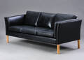 Dansk møbelproducent. Trepers. sofa i sort læder