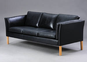 Dansk møbelproducent. Trepers. sofa i sort læder