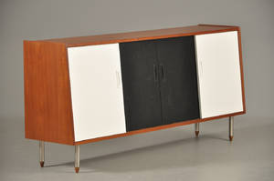 Skænk af teak, front med nymalede skydelåger, 1960erne