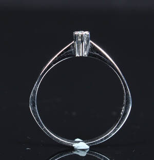 Solitairering af 14kt. hvidguld med brillant. 