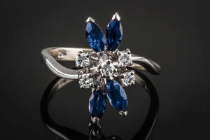 Safir- og brillantring af hvidguld 18 kt.