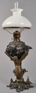Bordlampe i kobbermessing med skærm i opalglas. 1900-tallets begyndelse.