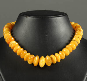 Halskæde af rav. Vægt 53 gram Denne vare er sat til omsalg under nyt varenummer 4498188