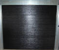 Eldrevet, leddelt garageport med linie i farven sort. Str. 250x214 cm