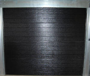 Eldrevet, leddelt garageport med linie i farven sort. Str. 250x214 cm