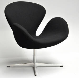 Arne Jacobsen. Svanen med sort Tonus uld, model 3320, år 2015 