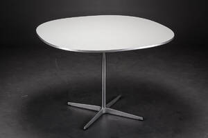 Arne Jacobsen Piet Hein  Bruno Mathsson. Supercirkulært bord  Denne vare er sat til omsalg under nyt varenummer 4304288