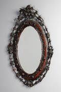 Ovalt spejl af bejdset træ, rigt dekoreret med fugle og drueklaser, 1800-tallet 