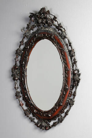Ovalt spejl af bejdset træ, rigt dekoreret med fugle og drueklaser, 1800-tallet 