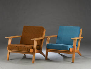 Hans J. Wegner. Par lænestole af egetræ, model GE-290 2 