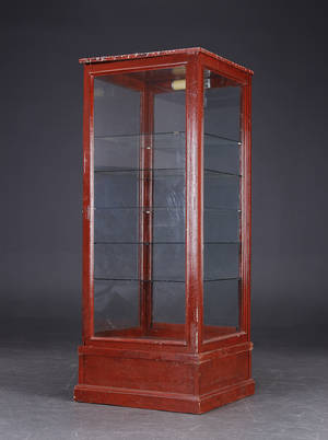 Montre af bemalet træ