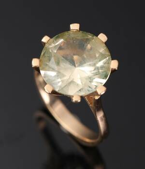 Ring i guld 14 kt med grøn syntetisk spinel