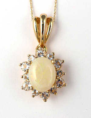 Opalvedhæng med kæde. 2