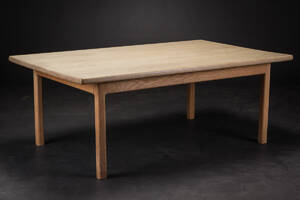 Dansk møbelproducent. Sofabord af sæbebehandlet massivt egetræ