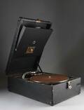 Resegrammofon med stenkakor, His Masters Voice