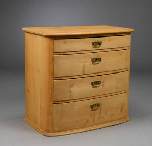 Kommode af afsyret fyrretyræ