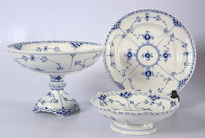 SKÅLAR SAMT FAT, Musselmalet, halvblond och helblond, Royal Copenhagen.