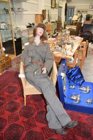 Provdocka med uniform, vinter- och sommarmössa