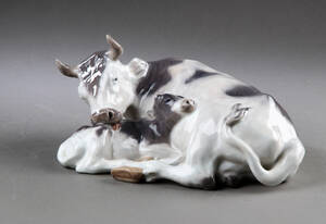 Royal Copenhagen, figur i porcelæn, ko med kalv. 