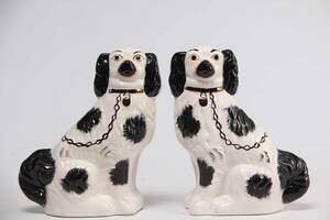 Par Staffordshire hunde, fajance 2