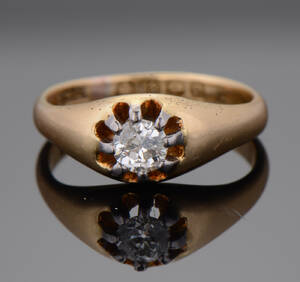 Solitairering med brillant i ældre slib, ca 0.38 ct