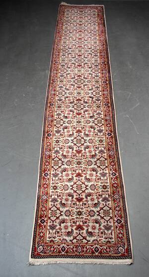 Orientalsk løber, uld på bomuld, 397 x 76 cm. 