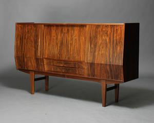 Dansk møbelproducent. Høj skænk