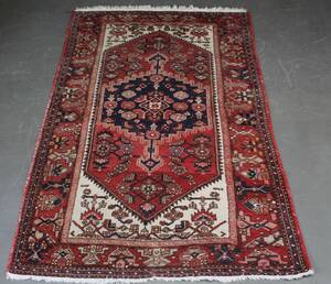 Orientalsk tæppe, uld på bomuld, 213 x 132 cm. 