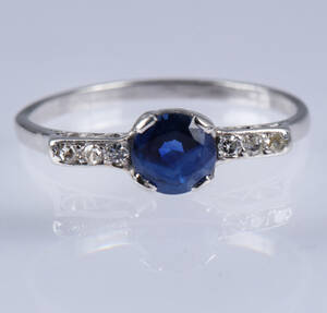 Safir- og diamantring af 18 kt. hvidguld. 1900-talletsførste halvdel