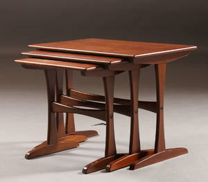 Dansk møbelproducent. Indskudsborde samt par væghængte skuffemoduler 2