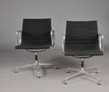 Charles Eames 1907-1988. Par armstole, model EA-107 2 Denne auktion er annulleret - se nu vare 1911841