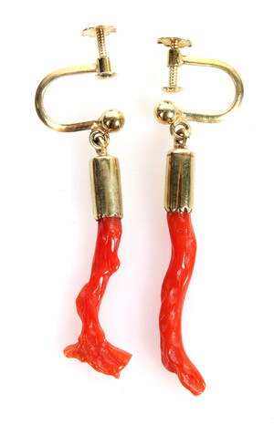 Hermann Siersbøll. Koral ørehængere med guldmontering, 14 kt
