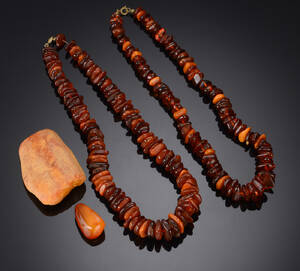 Samling rav, halskæder samt ravklump Denne vare er sat til omsalg under nyt varenummer 4107587