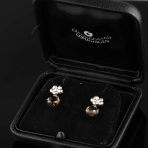 Par Ole Lynggaard Hyldeblomst ørestikker med røgkvarts