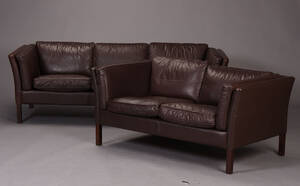 Dansk møbelproducent. To- og tre-pers. sofa 2 