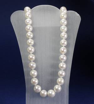 Südsee-Perlenkette mit goldener Kugelschließe, Report beiliegend