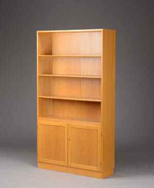 Bogreol af egetræ front med hylder og to døre.