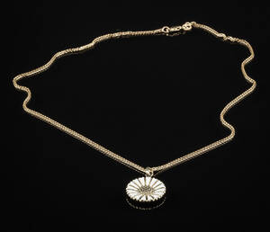 Halskæde af guld med margueritte vedhæng 2