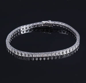 Klassisk brillant-tennisarmbånd af 18 kt. hvidguld, i alt ca. 1.70 ct. HVS