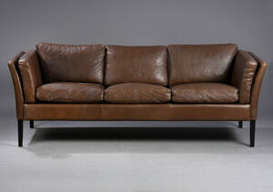 Mogens Hansen. Tre pers. sofa i brunt læder